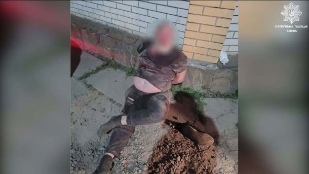 У Дарницькому районі зупинили водія без прав та зі спецсигналами Затриманий чоловік лежить на землі після спроби пошкодити поліцейське авто у Дніпровському районі Києва — фото патрульної поліції