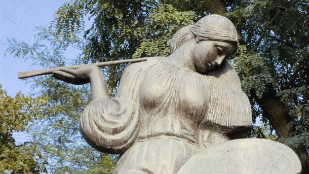 Вечір пам’яті Давида Чичкана у NAMU: митцю виповнилось би 40 Скульптура «Скорботна муза» Бориса Довганя перед входом до НАОМА у Києві, жінка з пензлем і палітрою