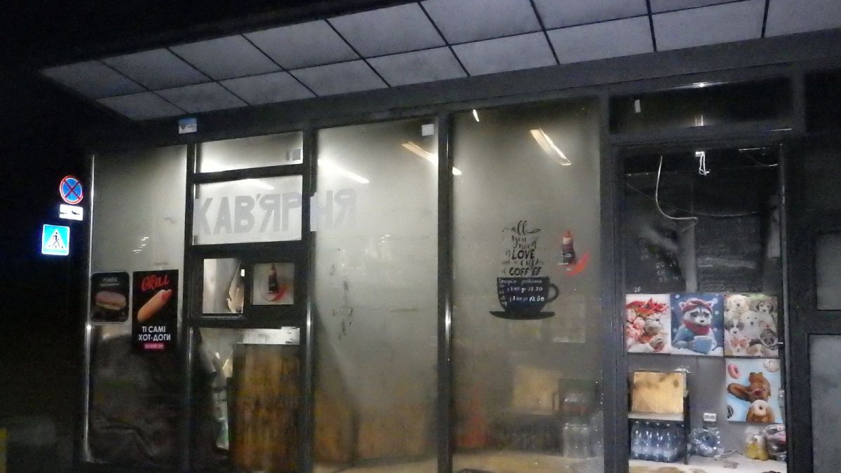 У Києві судитимуть чоловіка, який підпалив кав'ярню через скаргу співмешканки Фасад кав'ярні вночі на вулиці Братиславській у Лісовому масиві Деснянського району Києва, де стався підпал