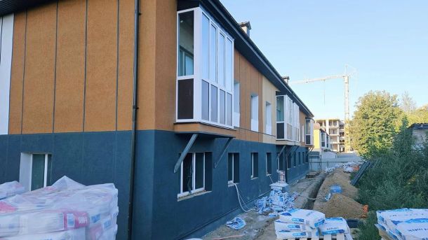 У Бородянці жінка впала з четвертого поверху на дах магазину Двоповерховий житловий будинок з оновленим фасадом та заскленими балконами, біля входу тривають будівельні роботи