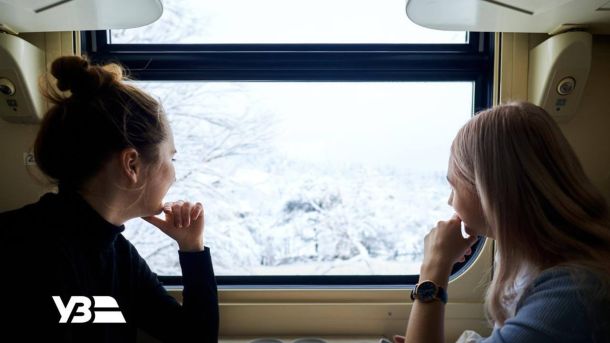 Благодійна акція «Один за одного: Різдво» збирає кошти для воїнів 141 ОМБр Дві пасажирки дивляться у вікно, поки їдуть на потязі