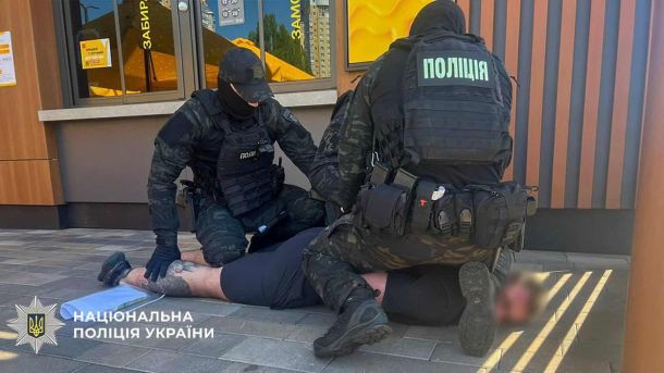 У Голосіївському районі рятувальники деблокували чоловіка з котловану Поліцейські у бронежилетах затримують підозрюваного на землі біля входу у заклад швидкого харчування у Києві