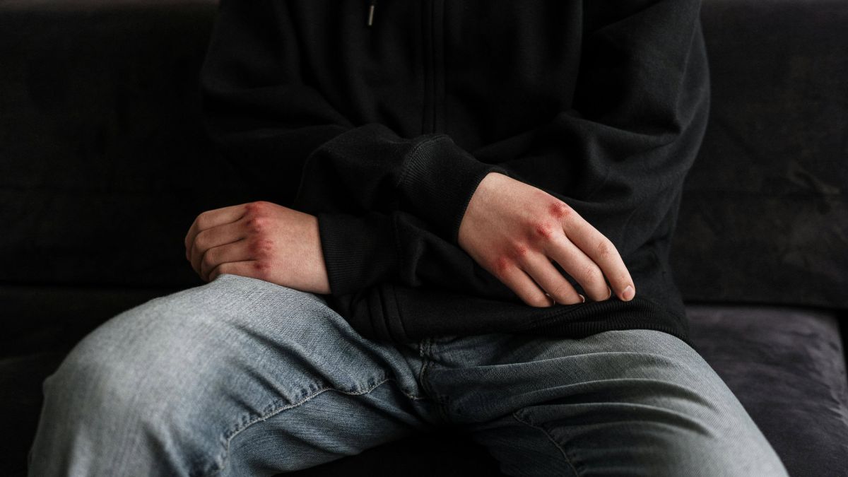 15-річного підлітка побили на Подолі через жарт Молодий чоловіка в джинсах і чорній кофті