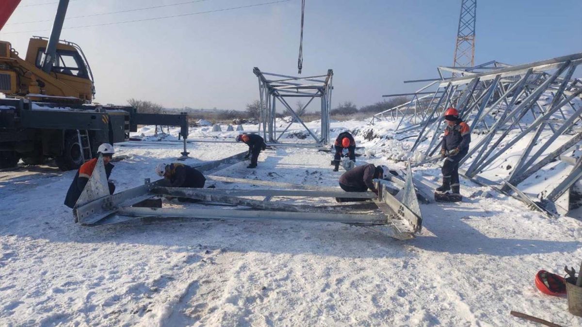 56 000 родин Бучанського району без світла через нічну атаку Працівники МІНЕНЕРГО збирають опору лінії електропередачі