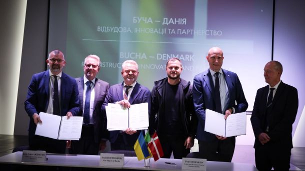 Дарницький р-н: кішку з-під завалів врятували після обстрілу Представники України та Данії стоять, тримаючи підписані документи