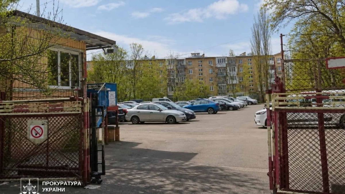 Автостоянку на Мілютенка у Деснянському районі суд зобов'язав знести Земельна ділянка на вулиці Мілютенка у Деснянському районі Києва площею 0,3 га, яку суд зобов'язав повернути громаді міста