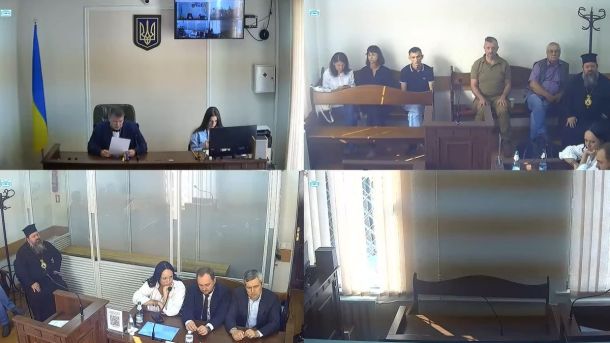 Загибель 22-річної поліцейської Марії Дзюмаги: Київ прощається з героїнею Судове засідання: суддя зачитує документи, поруч секретар, у залі присутні адвокати, підсудний