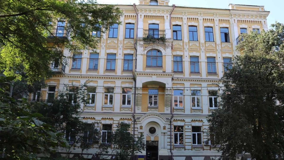 У Києві на Хмельницького відреставрують історичну садибу XIX століття Фасад історичної будівлі з жовто-білим декором