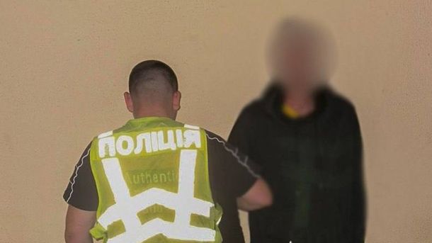 «Вільна Сцена» у Київській опері: незалежні хореографи покажуть сучасний танець на великій сцені Поліцейський стоїть спиною поруч із затриманою особою
