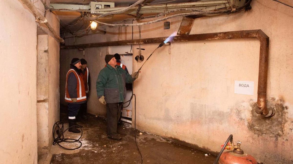 У Києві 454 житлових будинки без теплопостачання Комунальники розігрівають трубу в підвальному коридорі