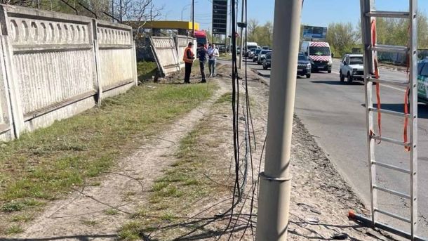 Атмосферна локація під Києвом: закинута кіностудія, де знімали «Кріпосну» й «Віддану» Обірвані кабелі інтернет-провайдера на стовпі вздовж дороги у Бучанському або Вишгородському районі після атаки шахедів на Київщину