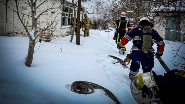 Дарницька ТЕЦ не працюватиме два місяці Працівники ДСНС із пожежним шлангом