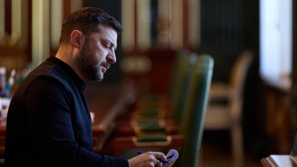 Порив водопроводу на бульварі Верховної Ради у Києві: потоп і роботи комунальників (відео) Президент України Володимир Зеленський