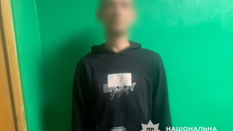 На Лісовому масиві киянин вкрав речі з квартири знайомої: суд дав 5 років тюрми На фото людина у чорній худі стоїть біля зеленої стіни, обличчя розмите