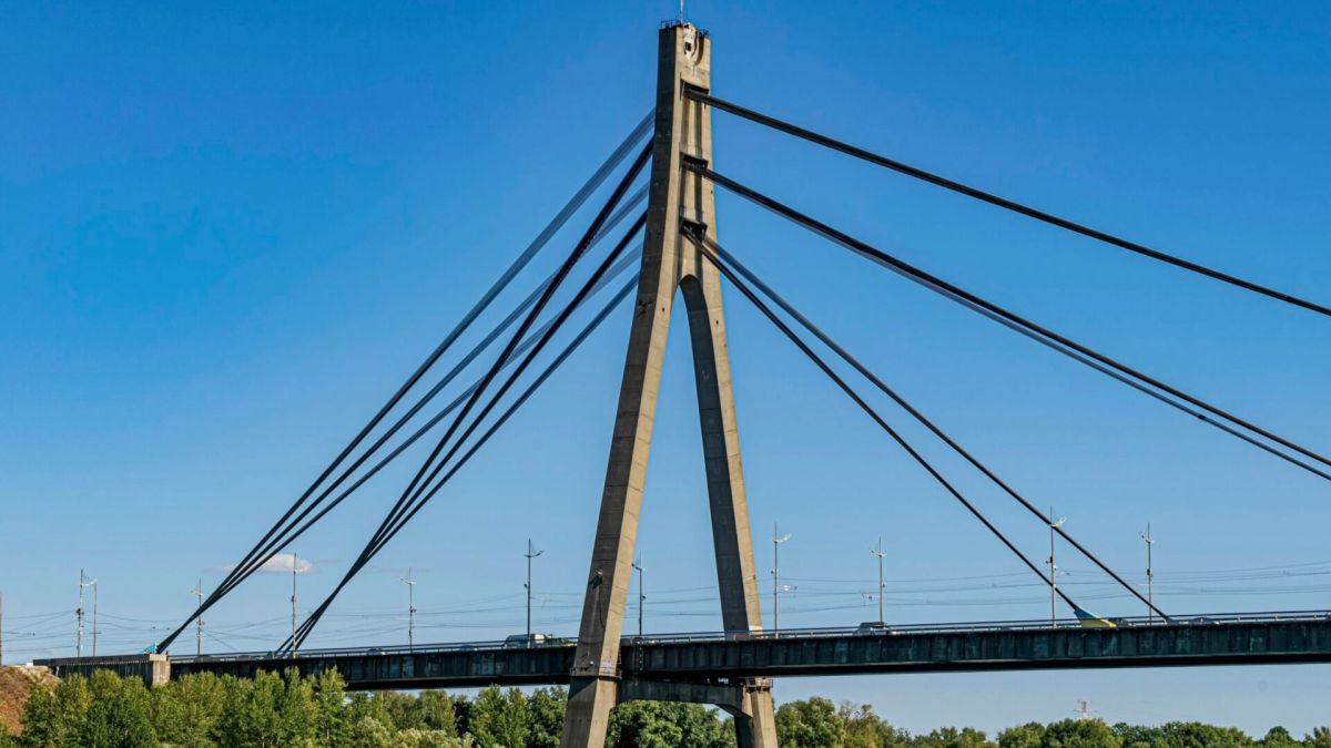 У Києві немає жодного повністю справного мосту: Троєщина готується до дворічних заторів Північний міст у Києві.