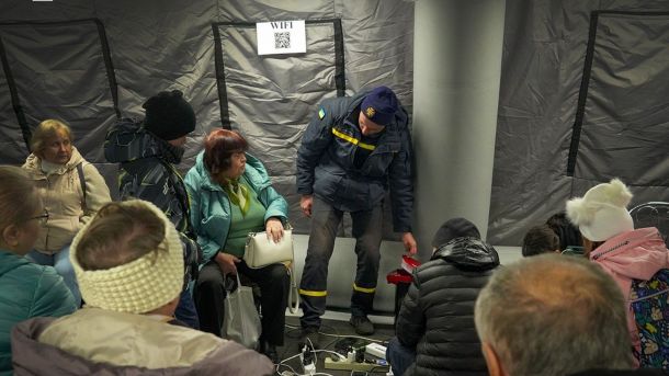 Славутич після атаки РФ: більшість споживачів досі без світла Люди зібралися в «Пункті незламності», де рятувальники допомагають заряджати пристрої та надають доступ до Wi-Fi