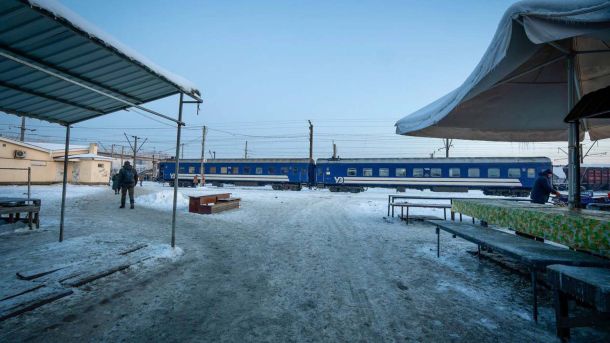 На станції метро «Політехнічний інститут» стартував проєкт про внесок КПІ у розвиток Києва Панорамне фото, територія перед двома «вагонами незламності»