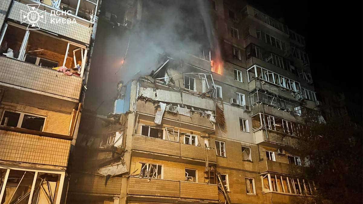 Нічна атака дронами по Києву: загинула 1 людина, 18 поранені Пожежа в багатоповерхівці у Києві, руйнування та дим, надзвичайна ситуація, пошкоджені квартири, реагування пожежних служб у нічний час.