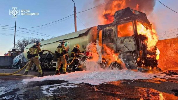 Атака дронами і ракетами в ніч на 29 березня: ранок в Києві оголошена тривога Рятувальники ДСНС Київщини гасять вантажівку що охопив вогонь після атаки ворожого дрона на Бровари