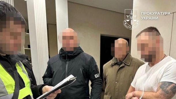 У Києві 3 посадовці НАН забудовували територію академії наук Правоохоронці під час слідчих дій у справі колишнього посадовця КМДА, який підробив документи для інвалідності