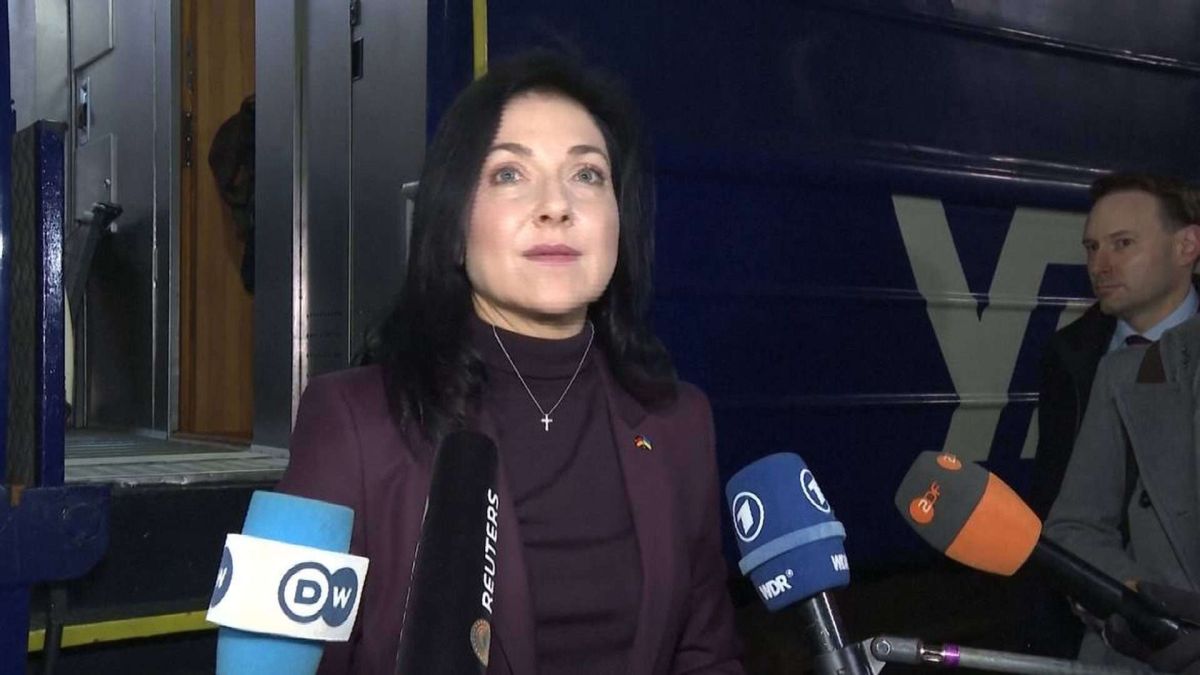 Міністерка економіки Німеччини прибула до Києва з терміновим візитом міністерка економіки Німеччини Катерина Райхе стоїть біля потяга Укрзалізниці і дає інтервʼю різним телеканалам