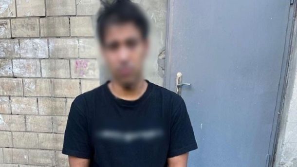Сім років тюрми за сумку: киянина засудили за пограбування пенсіонерки Заблюрене фото чоловіка, затриманого за грабіж пенсіонерки