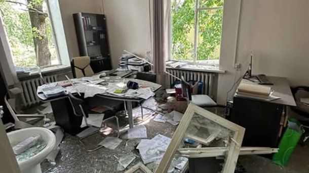 П'ять районів Києва постраждали від масованого нічного удару Зруйнований кабінет у медичному закладі Києва — вибиті вікна, уламки скла та розкидані документи після нічного ракетного удару 2 червня 2026 року