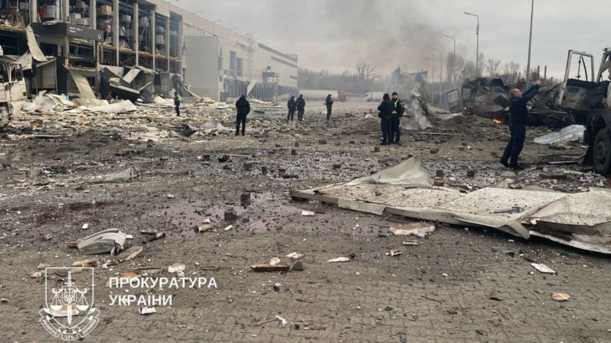 Ракета РФ зруйнувала логістичний центр NOVUS у Києві: 4 загиблих — їхні працівники Розбитий логістичний центр супермаркету Новус в Києві, люди стоять біля уламків