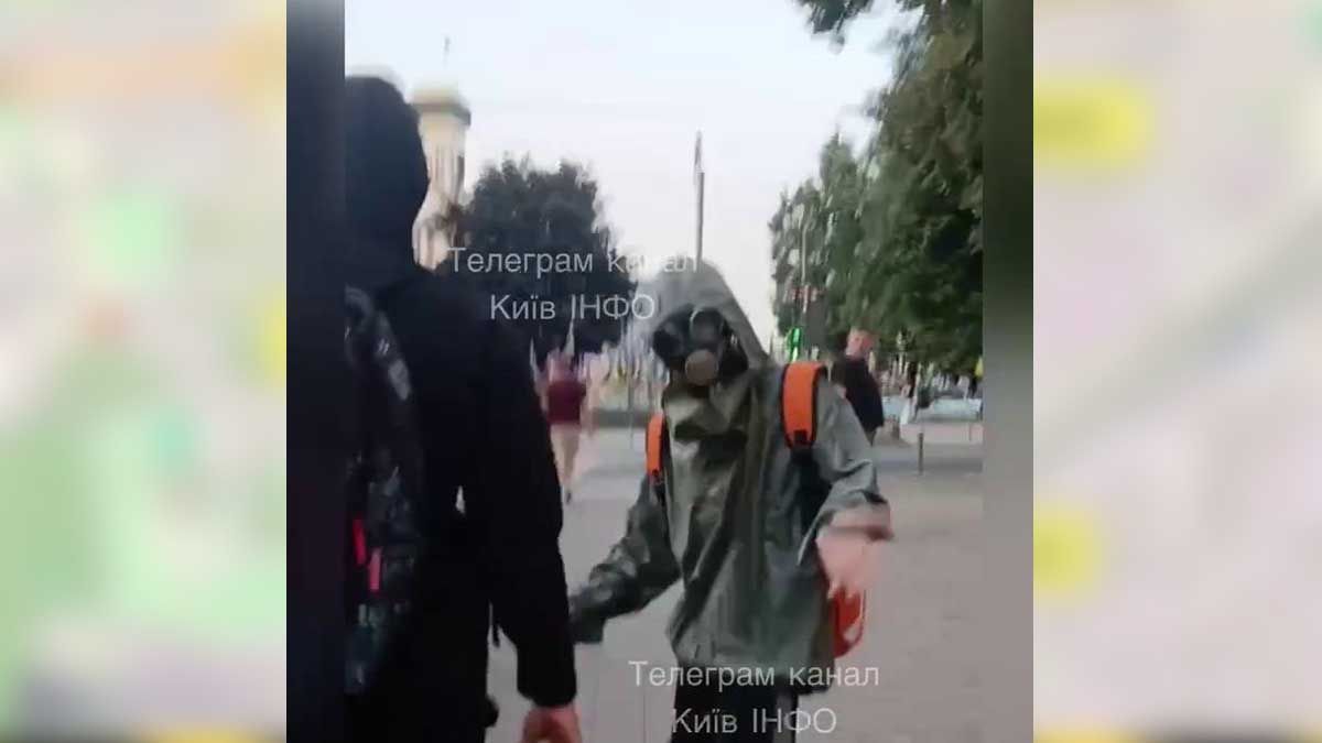 У Києві сталкери вийшли на Хрещатик: перехожі реагували дещо панічно У Києві сталкери вийшли на Хрещатик: перехожі реагували дещо панічно