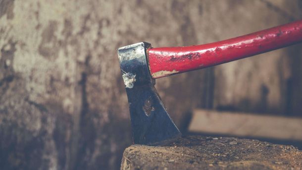 Плов за 130 грн на Щекавиці: обід біля мечеті Сокира із червоним держаком встромлена в деревʼяний пеньок
