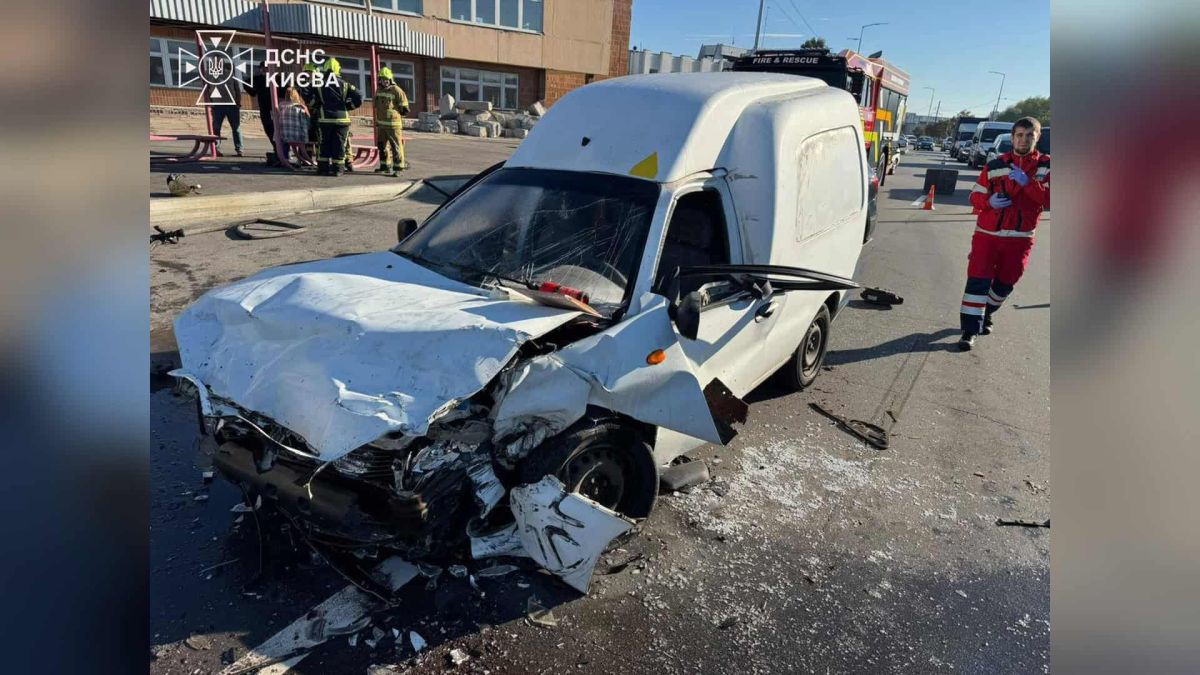 ДТП у Деснянському р-ні: рятувальники деблокували трьох постраждалих Місце ДТП на вулиці Пухівській у Деснянському р-ні Києва, де зіткнулися три автомобілі і постраждали троє людей