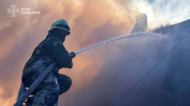 На камерній сцені театру ляльок учні показали виставу «Вірші сидять на гілках» Рятувальники ДСНС Київщини ліквідують пожежу у складі у Бучанському р-ні після російського обстрілу, двоє постраждалих