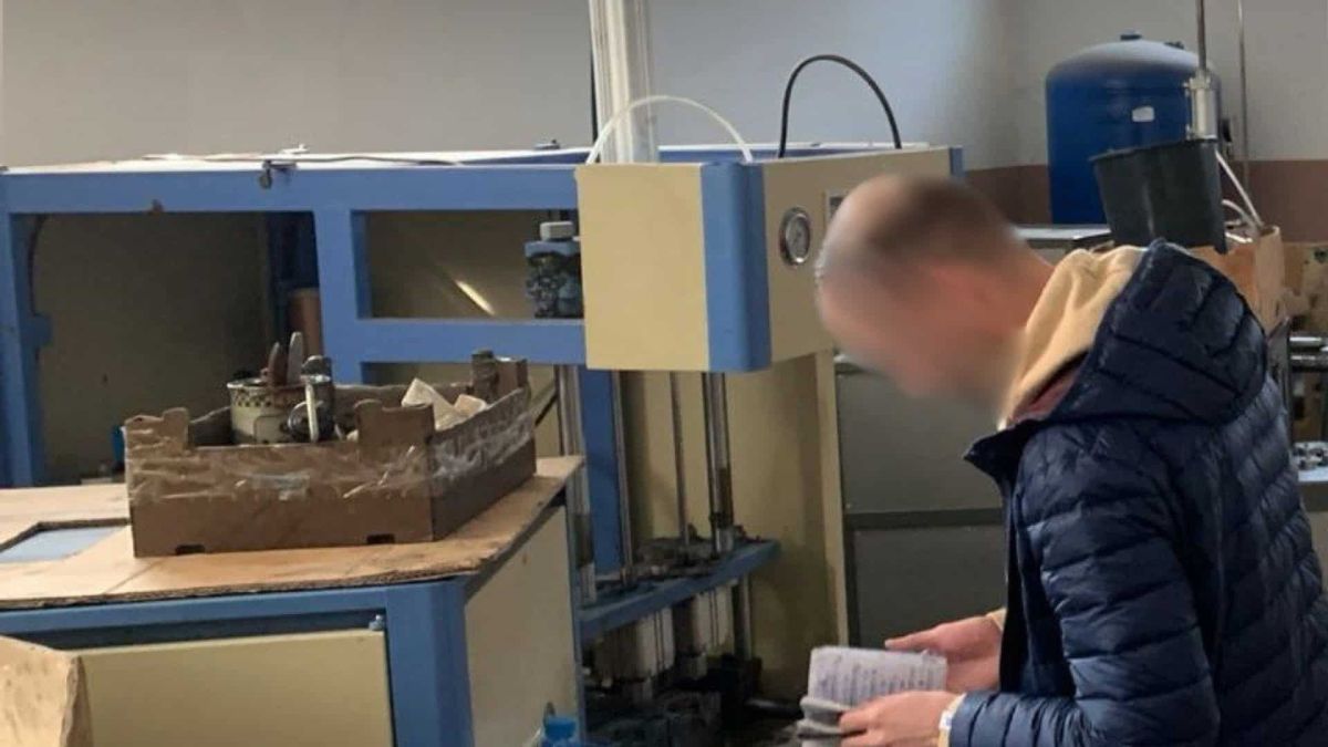 Підпільний цех на Київщині розливав фальшивий алкоголь під відомі бренди БЕБ Київщини передало до суду справу про фальсифікований алкоголь