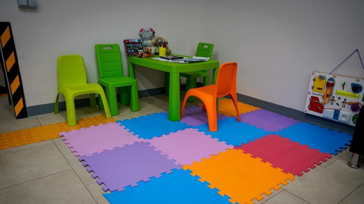 На Київщині аудит виявив майже 10 млн грн витрат на дитсадки, які фактично не працювали Дитячий куточок у приміщенні: кольоровий килим із м’яких пазлів на підлозі, маленький зелений стіл і пластикові стільці