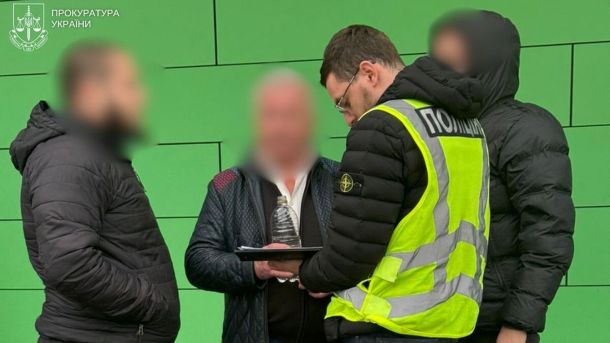 У Києві затримали чиновника з Чернігівщини за вимагання $20 тисяч Троє правоохоронців вручають підозру заступнику селищного голови Козелецької РДА