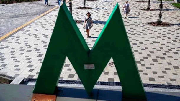 У Києві науковці відтворили першу дзвіницю Михайлівського монастиря (фото) Велика зелена літера «М» біля входу до станції метро, перехожі поруч