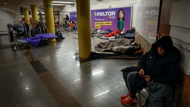 Росія втратила 1130 окупантів і 654 дрони за добу Люди у метро під час повітряної тривоги