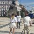 Головні новини Києва | Kyiv.News Волонтери Inwhite та знімальна група біля пам’ятника Богдану Хмельницькому на Софійській площі під час прибирання