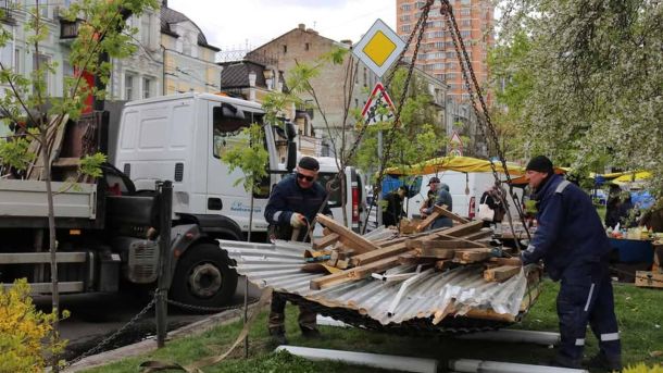 У Святошинському районі облаштують зону активних розваг біля ставка на Нивці Працівники Київблагоустрою демонтують незаконний МАФ у Києві — кран вантажить конструкцію з шифером на вантажівку