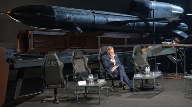 Франція висміяла російський фейк про «кокаїн у поїзді до Києва»: на фото була звичайна серветка Фотограф AP Єфрем Лукацький сидить на тлі великої ракети Fire Point під час відвідування виробничих потужностей компанії