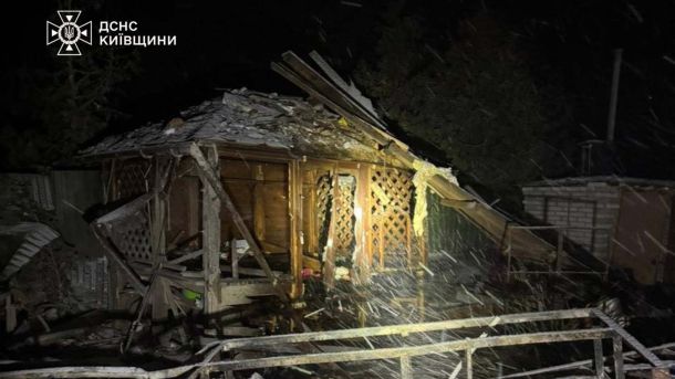 На Бучанщині зіткнулися три авто: травмовано пасажирку Skoda Зруйнована невелика споруда у приватному секторі