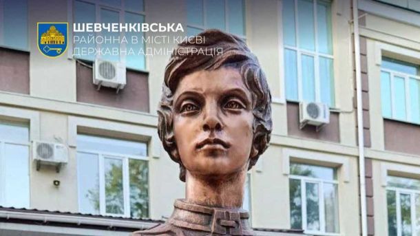 Київські кадети отримали пам'ятник юного Володимира Меморіал у центрі Києва, сучасна скульптура на фоні багатоповерхового будинку, символ пам'яті та історії України, відкриття пам'ятного знака, привітання мешканців і гостей міста.