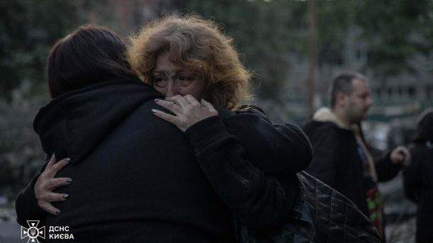 Атака на Київ 4 квітня: пожежа у Дарницькому р-ні на даху будівлі Кияни підтримують одна одну після ворожого удару по місту 2 червня
