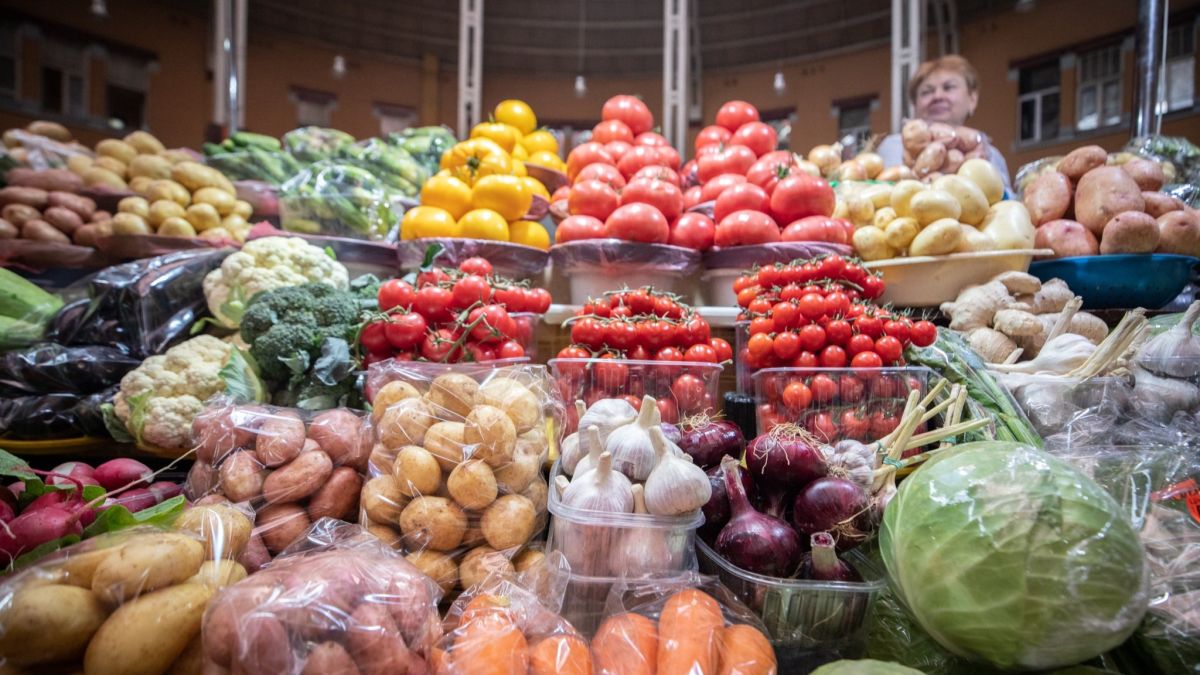 13–14 вересня у Києві змінять рух громадського транспорту через ярмарки Стіл із різноманітними овочами на ринку