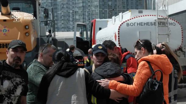 Атака на Київ: 8 загиблих, серед них 12-річна дівчинка, 43 постраждалих Рятувальник ДСНС у формі обіймає постраждалу людину на місці роботи рятувальників після масованої ракетної атаки на Київ 14 травня 2026 року — психологічна підтримка жертв обстрілу