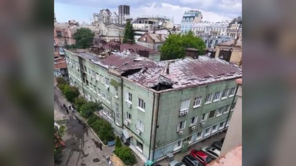З Русанівського каналу в Києві дістали тіло людини Пошкоджений металевий дах будівлі Інституту біохімії в Києві після удару, вигляд згори