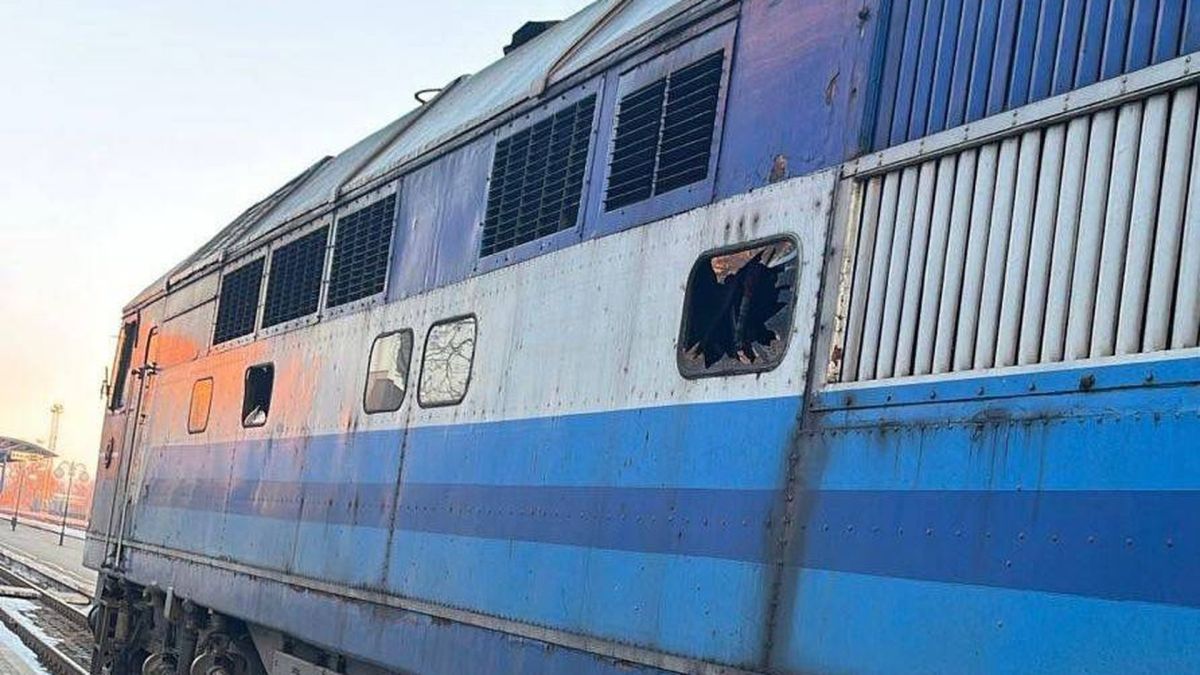 Атака на поїзд Київ-Суми: дрон влучив у локомотив Пошкоджений локомотив пасажирського поїзда Київ-Суми після влучання російського дрона, Сумська область