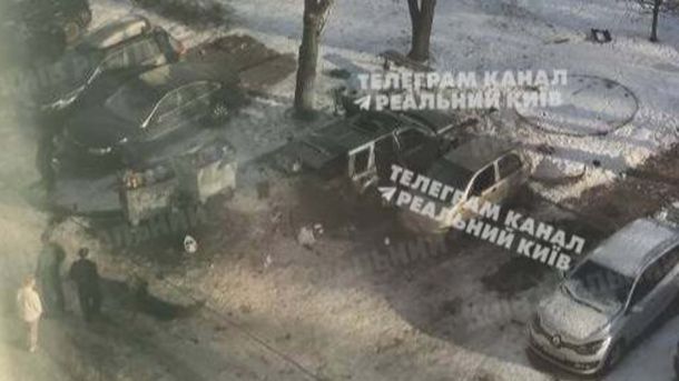 Оболонь: вибух автомобіля військовослужбовця кваліфікували як теракт Пошкоджений вибухом позашляховик, біля якого запарковані інші автомобілі