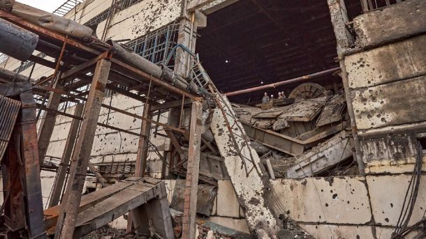 Графіки відключень 27 лютого: наслідки нічної атаки на енергосистему Зруйнована будівля теплової електростанції після російського обстрілу, працівники у касках оглядають пошкодження