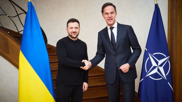 Politico: Роззброєння США — подарунок великим суперникам Америки Президент Володимир Зеленський і генсекретар НАТО Марк Рютте